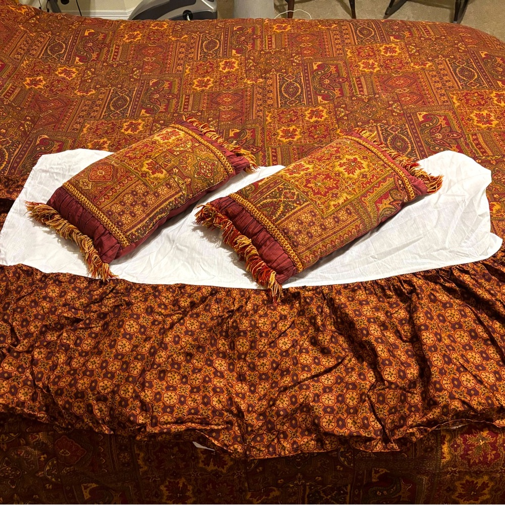 Moroccan-Persian Queen Comforter,Shams,Bedskirt, Deco Pillows. Great Condition.